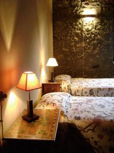 una camera con letto e tavolo con lampada di Locanda Dei Cocomeri a Montalto Uffugo