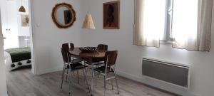Posedenie v ubytovaní Cosy et calme, chambre séparée avec bureau et fibre