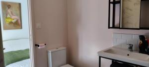 Fotografia z galérie ubytovania Cosy et calme, chambre séparée avec bureau et fibre v destinácii Tours