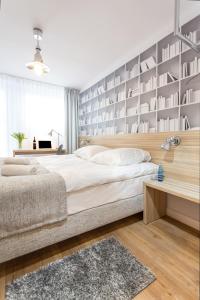 sypialnia z dużym łóżkiem i ścianą z książkami w obiekcie Smart Hotel w Gdańsku +16 zdjęć
