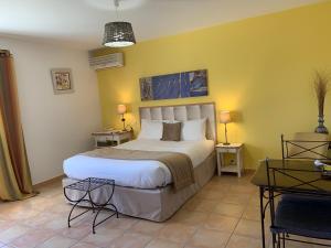 Gallery image of Hotel Les Ambres in Roussillon