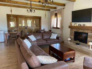 TV a/nebo společenská místnost v ubytování Hotel Rural - La Osa Mayor - 4 Estrellas