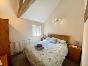 - une chambre avec un lit, une fenêtre et un lit sidx sidx dans l'établissement Guernsey Cottage, à Ottery St Mary