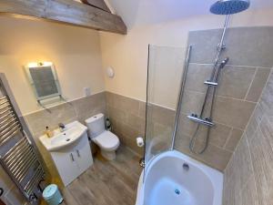 une salle de bains avec douche, toilettes et lavabo dans l'établissement Guernsey Cottage, à Ottery St Mary 22 autres photos