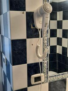 um secador de cabelo numa casa de banho ao lado de um espelho em Dolce Relax - Calabria em Catanzaro