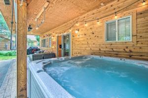 Ronald的住宿－Cle Elum Lake Home with Hot Tub and Mountain Views，相簿中的一張相片