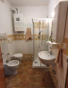 ein Bad mit einer Dusche, einem WC und einem Waschbecken in der Unterkunft La Finestra sul Conero Apartments in Numana