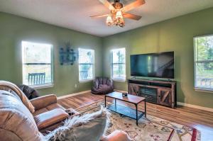 Una sala de estar con un sofá y un televisor de pantalla plana. en Lovely Hawthorne Home with Private Boat Dock!, en Orange Springs