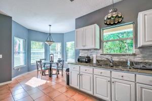 Una cocina con una mesa y un comedor. en Lovely Hawthorne Home with Private Boat Dock!, en Orange Springs