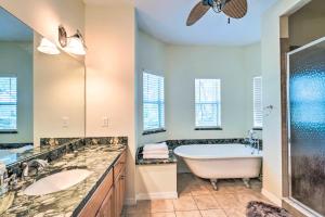 Un baño con dos lavabos y una bañera. en Lovely Hawthorne Home with Private Boat Dock!, en Orange Springs 25 fotos más