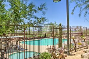 una valla alrededor de una piscina en un patio en North Phoenix Home with Community Pools!, en Anthem