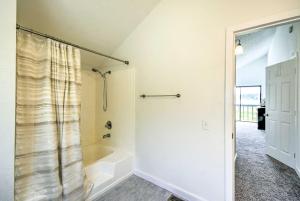 BelfairにあるStunning Hood Canal Getaway with Private Deck!のシャワーカーテン付きのシャワー付きバスルーム +32枚の写真
