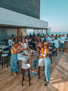 um grupo de pessoas sentadas em mesas em um restaurante em Three O Nine Hotel em Beirute