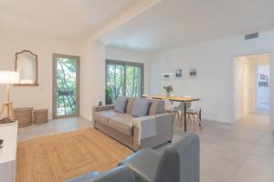 una sala de estar con un sofá y una mesa en Ginepro & Salvia Apartments in Como by Rent All Como, en Como