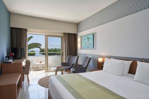 Postel nebo postele na pokoji v ubytování Atlantica Amalthia Beach Hotel - Adults Only + 37 fotografií