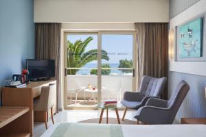 TV a/nebo společenská místnost v ubytování Atlantica Amalthia Beach Hotel - Adults Only