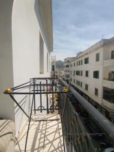 uma vista a partir da varanda de um edifício em Aliens Home em Tétouan