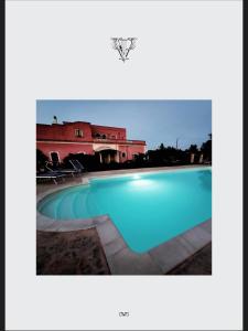 ディーゾにあるVilla Pardonise- Puglia-Salento-Casa vacanzeの建物前の青いスイミングプール