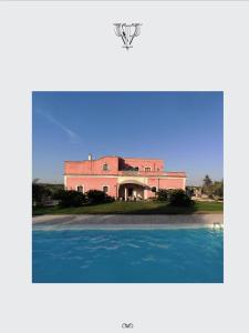 ディーゾにあるVilla Pardonise- Puglia-Salento-Casa vacanzeの水上バスケットボールフープ付きの家