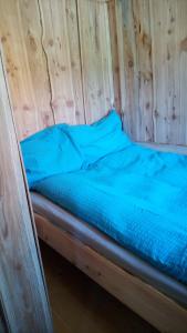Postel nebo postele na pokoji v ubytování Schiefe Hütte am Attersee.