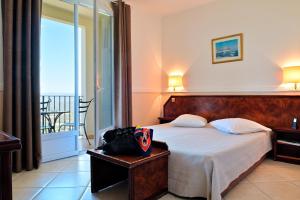 Un pat sau paturi într-o cameră la Hotel Des Roches