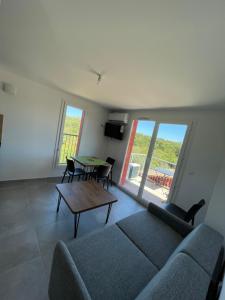 TV a/nebo společenská místnost v ubytování Chez Jeff Lucchini