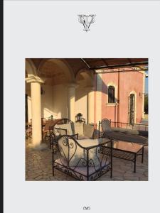 un patio con sedie e tavolo in un edificio di Villa Pardonise- Puglia-Salento-Casa vacanze a Diso