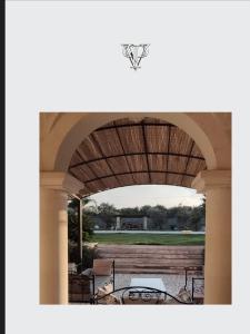 vista su un patio con tavolo ad arco di Villa Pardonise- Puglia-Salento-Casa vacanze a Diso