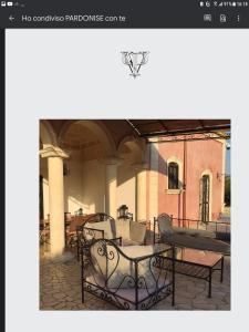 una foto di un patio con sedie e tavolo di Villa Pardonise- Puglia-Salento-Casa vacanze a Diso