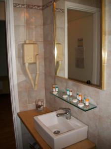 A bathroom at Minoa Athens Hotel Még 37 kép