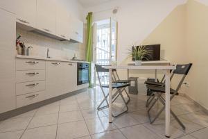 uma cozinha com mesa e cadeiras num quarto em NUOVO APPARTAMENTO BEIGE em Bari