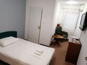 Televízia a/alebo spoločenská miestnosť v ubytovaní Hotel Garny Pleso + 37 fotografií