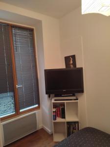 - une chambre avec une télévision à écran plat et une fenêtre dans l'établissement bedroom, à Aix-les-Bains