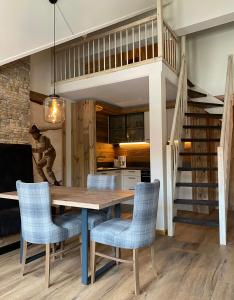 バイトストーレンにあるGjestegaarden Leiligheterの木製のテーブルと椅子のあるキッチンとダイニングルーム