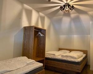 Ένα ή περισσότερα κρεβάτια σε δωμάτιο στο Gjestegaarden Leiligheter