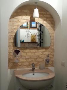 y baño con lavabo y espejo. en La Cueva, en Ancona