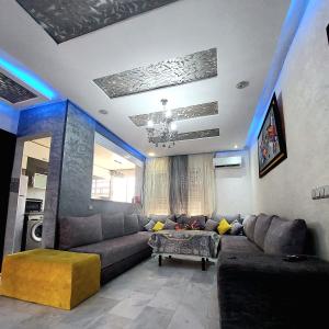 uma sala de estar com um sofá e uma mesa em Appartement Agadir em Agadir