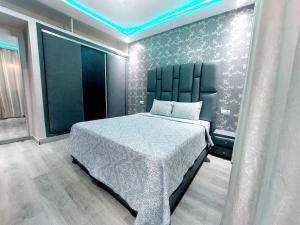 una camera con letto e testiera nera di Appartement Agadir ad Agadir