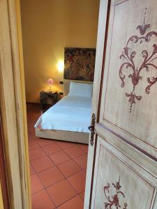 Una puerta que conduce a un dormitorio con cama en CASA DUCHESSE al Castello, en Ferrara