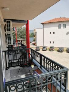 balcone con sedia e vista su un parcheggio di Spasić a Ostrovo