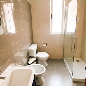 uma casa de banho com um WC, um lavatório e um chuveiro em Porto Santo Destination em Porto Santo