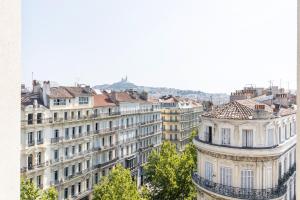 マルセイユにあるTHE BUILDING - Appartement d'architecte avec vue Notre Dame de la Gardeの上からパリの建物を望む