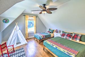 מיטה או מיטות בחדר ב-Waterfront Piney Flats Home with Private Dock!