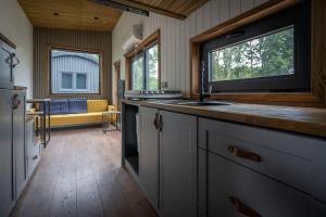 Kuchyň nebo kuchyňský kout v ubytování Tiny Houses At Sea