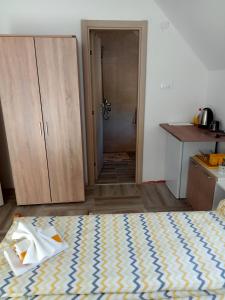 a bedroom with a bed and a door to a kitchen at Vila Danida in Žabljak