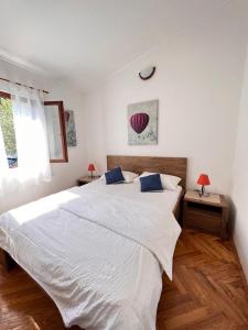 Łóżko lub łóżka w pokoju w obiekcie Apartments Valentinovo