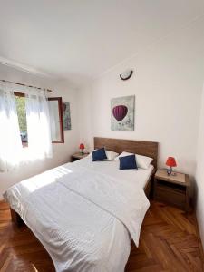 Łóżko lub łóżka w pokoju w obiekcie Apartments Valentinovo