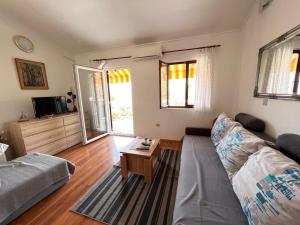 salon z kanapą i stołem w obiekcie Apartments Valentinovo w mieście Klenovica