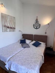 Łóżko lub łóżka w pokoju w obiekcie Apartments Valentinovo