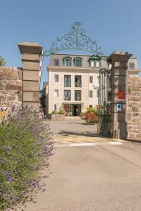 un gran edificio con una puerta delante en Résidence Pierre & Vacances Ty Mat, en Saint-Malo